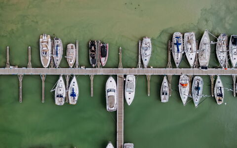 Zeewind Close to the Beach: Meubilair, Interieur Ontwerp, Flooring, Verdieping, Tafel, Hout, Plafond, Stoel, Kamer, Bankstel