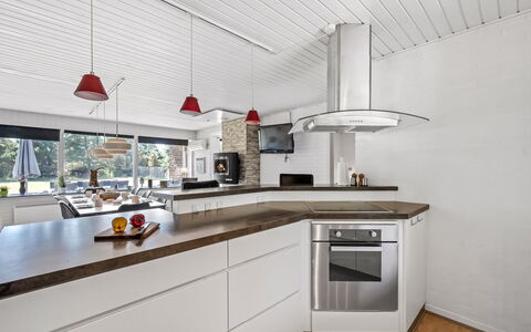 Gyrth - 2.8Km from the Sea: Keuken, Countertop, Interieur Ontwerp, Plafond, Flooring, Hout, Lichte Inrichting, Toestel Van De Keuken, Major Appliance, Cabinetry