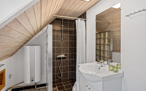 Gyrth - 2.8Km from the Sea: Flooring, Loodgieterswerkinrichting, Muur, Interieur Ontwerp, Verdieping, Hout, Plafond, Wastafel, Badkamer, Kraan