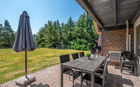 Gyrth - 2.8Km from the Sea: Schaduw, Tuin, Buitenmeubels, Landgoed, Landscaping, Veranda, Hardwood, Gazon, Backyard, Stoel