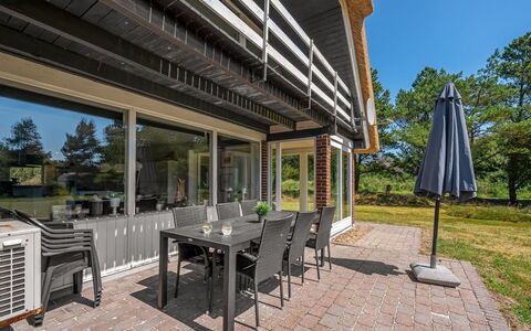 Gyrth - 2.8Km from the Sea: Veranda, Huis, Verblijf, Landgoed, Schaduw, Hardwood, Dek, Siding, Balkon, Landscaping