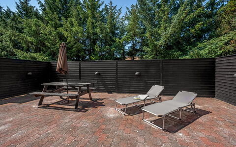 Gyrth - 2.8Km from the Sea: Buitenmeubels, Hout, Meubilair, Buitentafel, Hardwood, Backyard, Schaduw, Tuin, Beits, Stoel