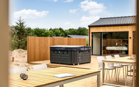 Huldrik - 900M from the Sea: Meubilair, Interieur Ontwerp, Flooring, Verdieping, Tafel, Hout, Plafond, Stoel, Kamer, Bankstel