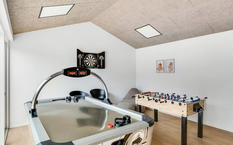 Huldrik - 900M from the Sea: Meubilair, Interieur Ontwerp, Flooring, Verdieping, Tafel, Hout, Plafond, Stoel, Kamer, Bankstel