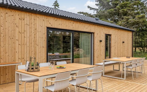 Huldrik - 900M from the Sea: Meubilair, Interieur Ontwerp, Flooring, Verdieping, Tafel, Hout, Plafond, Stoel, Kamer, Bankstel