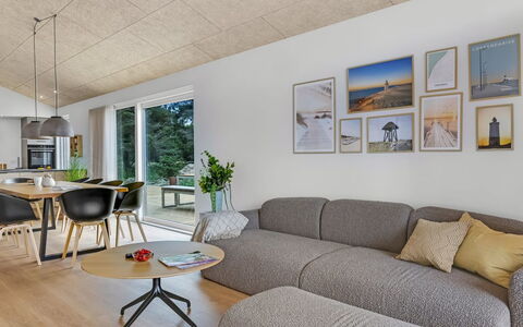 Huldrik - 900M from the Sea: Plafond, Interieur Ontwerp, Flooring, Verdieping, Meubilair, Kamer, Houten Vloer, Woonkamer, Lichte Inrichting, Bankstel