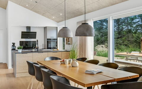 Huldrik - 900M from the Sea: Interieur Ontwerp, Flooring, Meubilair, Hout, Verdieping, Lichte Inrichting, Plafond, Keuken En Eettafel, Stoel, Eetkamer
