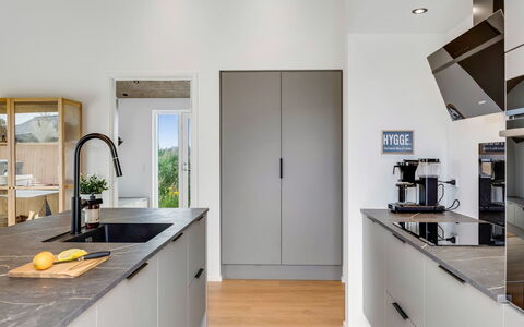 Huldrik - 900M from the Sea: Keuken, Toestel Van De Keuken, Countertop, Interieur Ontwerp, Flooring, Cabinetry, Meubilair, Major Appliance, Huishoudapparatuur, Hout