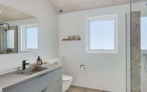 Huldrik - 900M from the Sea: Muur, Loodgieterswerkinrichting, Flooring, Plafond, Verdieping, Badkamer, Interieur Ontwerp, Loodgieter, Kraan, Badkamerkast