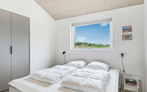 Huldrik - 900M from the Sea: Plafond, Slaapkamer, Daylighting, Bed, Bedding, Bed Frame, Lichte Inrichting, Laken, Hoofdkussen, Gips