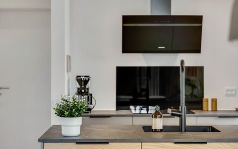 Huldrik - 900M from the Sea: Countertop, Keuken, Toestel Van De Keuken, Cabinetry, Interieur Ontwerp, Meubilair, Flooring, Huishoudapparatuur, Hout, Major Appliance
