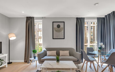 Elephant & Castle: Meubilair, Interieur Ontwerp, Flooring, Verdieping, Tafel, Hout, Plafond, Stoel, Kamer, Bankstel