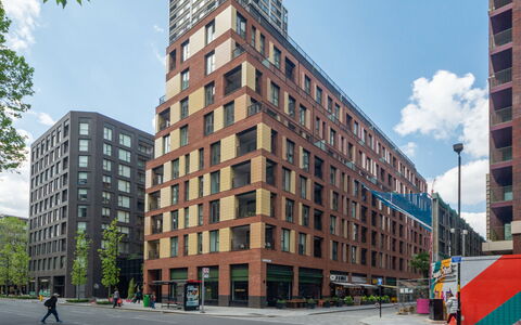 Elephant & Castle: Meubilair, Interieur Ontwerp, Flooring, Verdieping, Tafel, Hout, Plafond, Stoel, Kamer, Bankstel