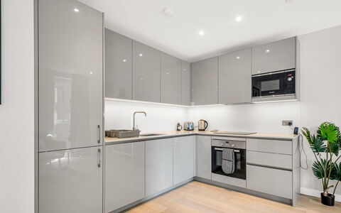 Elephant & Castle: Meubilair, Interieur Ontwerp, Flooring, Verdieping, Tafel, Hout, Plafond, Stoel, Kamer, Bankstel