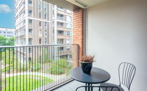 Elephant & Castle: Meubilair, Interieur Ontwerp, Flooring, Verdieping, Tafel, Hout, Plafond, Stoel, Kamer, Bankstel