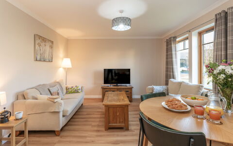 Corbett Apt: Meubilair, Interieur Ontwerp, Flooring, Verdieping, Tafel, Hout, Plafond, Stoel, Kamer, Bankstel