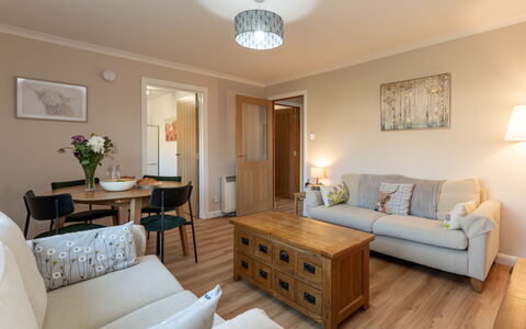 Corbett Apt: Meubilair, Interieur Ontwerp, Flooring, Verdieping, Tafel, Hout, Plafond, Stoel, Kamer, Bankstel