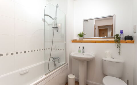 Corbett Apt: Meubilair, Interieur Ontwerp, Flooring, Verdieping, Tafel, Hout, Plafond, Stoel, Kamer, Bankstel