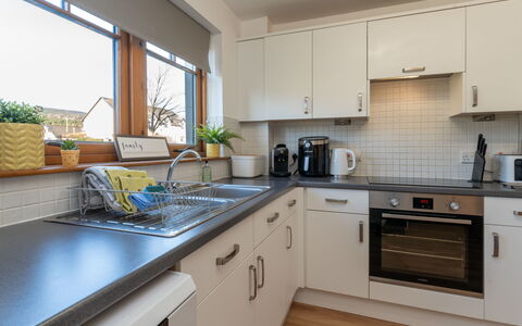 Corbett Apt: Meubilair, Interieur Ontwerp, Flooring, Verdieping, Tafel, Hout, Plafond, Stoel, Kamer, Bankstel