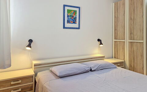 Robi 1: Meubilair, Interieur Ontwerp, Flooring, Verdieping, Tafel, Hout, Plafond, Stoel, Kamer, Bankstel