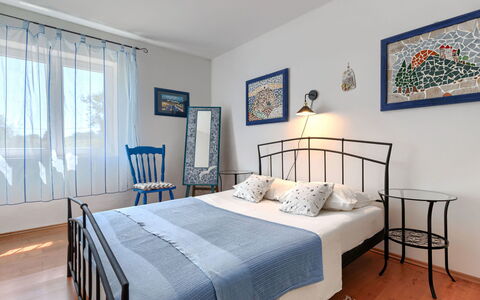 Nina: Bed, Meubilair, Interieur Ontwerp, Slaapkamer, Bedding, Laken, Muur, Verdieping, Flooring, Kamer