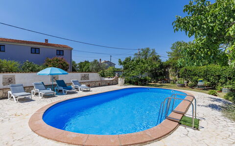 Helena: Blauw, Buitenmeubels, Zwembad, Landgoed, Landscaping, Toevlucht, Backyard, Hacienda, Flagstone, Villa