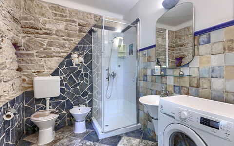 Helena: Muur, Flooring, Interieur Ontwerp, Loodgieterswerkinrichting, Verdieping, Tegel, Badkamer, Loodgieter, Kraan, Plafond