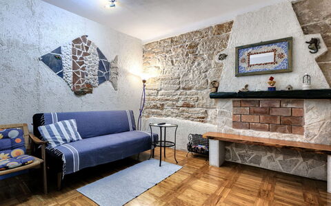 Helena: Meubilair, Flooring, Muur, Verdieping, Interieur Ontwerp, Hout, Verlichting, Plafond, Kamer, Woonkamer