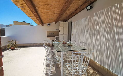 Dimora Avola Centro: Meubilair, Interieur Ontwerp, Flooring, Verdieping, Tafel, Hout, Plafond, Stoel, Kamer, Bankstel