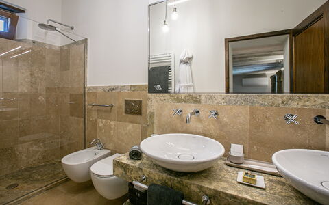Borgo San Polino: Wastafel In De Badkamer, Flooring, Loodgieterswerkinrichting, Interieur Ontwerp, Badkamer, Wastafel, Verdieping, Kraan, Spiegel, Loodgieter