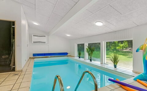 Anemette - 900M from the Sea: Flooring, Plafond, Verdieping, Interieur Ontwerp, Zwembad, Lichte Inrichting, Ontwerp, Hotel, Toevlucht, Tegel