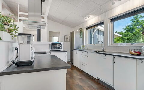Anemette - 900M from the Sea: Keuken, Hout, Countertop, Major Appliance, Plafond, Interieur Ontwerp, Toestel Van De Keuken, Flooring, Huishoudapparatuur, Verdieping