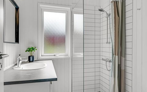 Anemette - 900M from the Sea: Loodgieterswerkinrichting, Flooring, Interieur Ontwerp, Badkamer, Verdieping, Loodgieter, Kamer, Tegel, Douche, Wastafel