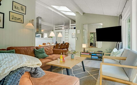 Anemette - 900M from the Sea: Meubilair, Interieur Ontwerp, Bankstel, Flooring, Woonkamer, Hout, Plafond, Verdieping, Kamer