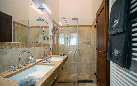 Casa Faraona: Wastafel In De Badkamer, Loodgieterswerkinrichting, Badkamer, Wastafel, Flooring, Hout, Interieur Ontwerp, Verdieping, Kraan, Loodgieter