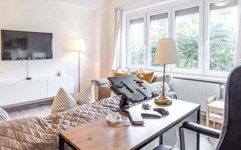 Prague Castle Oasis: Meubilair, Interieur Ontwerp, Muur, Kamer, Hout, Flooring, Verlichting, Huis, Elektronisch Apparaat, Verdieping