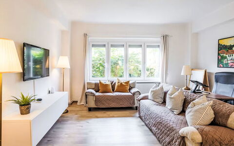 Prague Castle Oasis: Meubilair, Interieur Ontwerp, Bankstel, Flooring, Verdieping, Woonkamer, Hout, Kamer, Plafond, Huis
