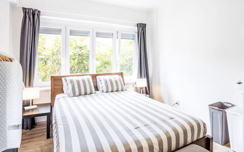 Prague Castle Oasis: Meubilair, Bed, Interieur Ontwerp, Slaapkamer, Bedding, Laken, Hout, Linens, Verdieping, Flooring
