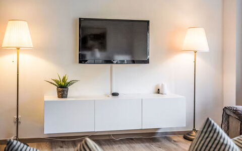 Prague Castle Oasis: Televisie, Televisietoestel, Elektronisch Apparaat, Meubilair, Interieur Ontwerp, Woonkamer, Verlichting