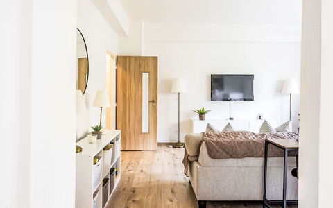 Prague Castle Oasis: Meubilair, Interieur Ontwerp, Flooring, Houten Vloer, Verdieping, Bankstel, Muur, Hout, Kamer, Woonkamer