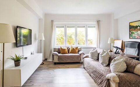 Prague Castle Oasis: Meubilair, Interieur Ontwerp, Bankstel, Flooring, Muur, Verdieping, Kamer, Woonkamer, Hout, Plafond