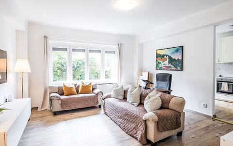 Prague Castle Oasis: Meubilair, Interieur Ontwerp, Bankstel, Flooring, Hout, Kamer, Verdieping, Plafond, Woonkamer, Appartement