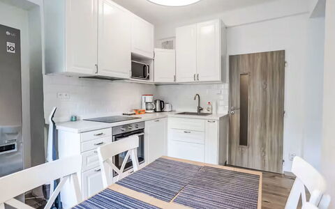 Prague Castle Oasis: Meubilair, Keuken, Interieur Ontwerp, Flooring, Toestel Van De Keuken, Major Appliance, Hout, Countertop, Verdieping, Cabinetry