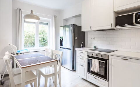 Prague Castle Oasis: Meubilair, Interieur Ontwerp, Keuken, Flooring, Toestel Van De Keuken, Hout, Cabinetry, Major Appliance, Countertop, Verdieping