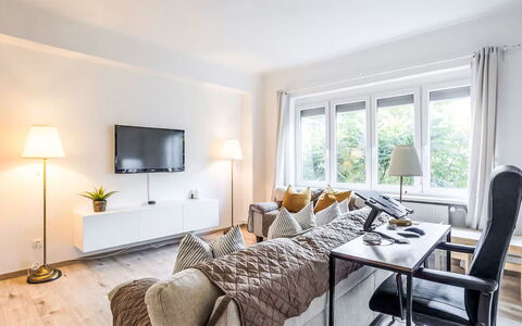 Prague Castle Oasis: Meubilair, Interieur Ontwerp, Bankstel, Flooring, Hout, Huis, Verdieping, Woonkamer, Kamer, Plafond