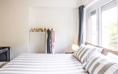 Prague Castle Oasis: Meubilair, Interieur Ontwerp, Bed, Slaapkamer, Laken, Bedding, Hout, Linens, Flooring, Kamer