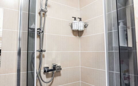 Prague Castle Oasis: Badkamer, Loodgieterswerkinrichting, Flooring, Douchekop, Interieur Ontwerp, Douche, Verdieping, Loodgieter, Douchestang, Tegel