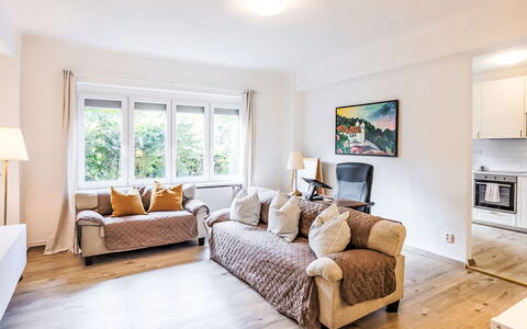 Prague Castle Oasis: Meubilair, Interieur Ontwerp, Bankstel, Flooring, Verdieping, Hout, Kamer, Plafond, Woonkamer, Appartement