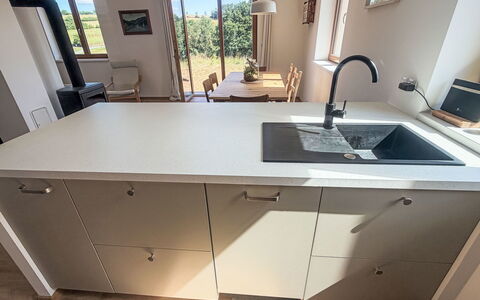 Horní Líšnice: Keuken, Flooring, Countertop, Verdieping, Cabinetry, Gootsteen, Wastafel, Loodgieterswerkinrichting, Interieur Ontwerp, Kraan