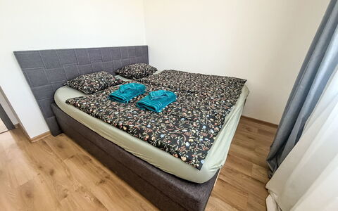 Horní Líšnice: Flooring, Slaapkamer, Verdieping, Bed, Linens, Kamer, Bedding, Bed Frame, Houten Vloer, Laken